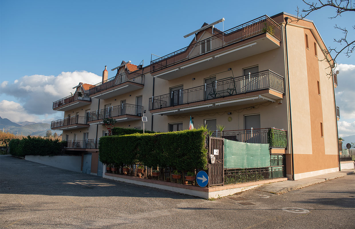 edificio giallo terminato giffoni