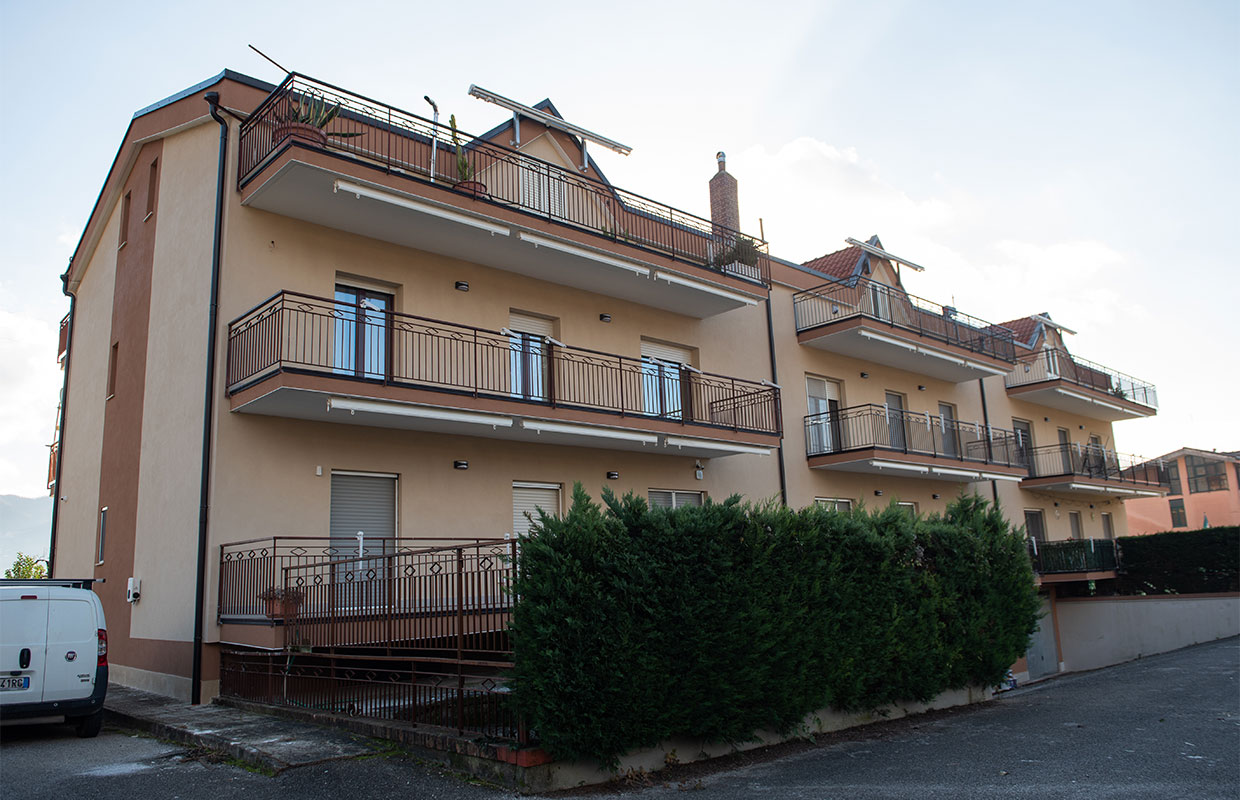 edificio giallo giffoni sei casali